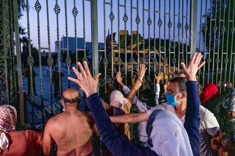 26 juillet 2021 3h du matin : suite à l'annonce la veille au soir par le Président de la République Kais Saied du gel de l'activité de l'assemble et du limogage du chef du gouverment et de ses membres, Rached Ghannouchi, président de l'assemblée et du parti islamiste Ennahdha, s'est rendu à l'assemblée avec quelques députés. Ils se sont retrouvés devant grille fermée et une assemblée tenue par les militaires qui lui ont interdits l'accès au parlement. Il a alors instauré un sitin devant les grilles de l'assemblée et appelé ses partisans à le rejoindre pour récuéprer le pouvoir. 