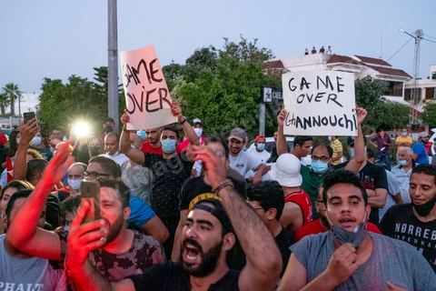 26 juillet 2021 3h du matin : suite à l'annonce la veille au soir par le Président de la République Kais Saied du gel de l'activité de l'assemble et du limogage du chef du gouverment et de ses membres, Rached Ghannouchi, président de l'assemblée et du parti islamiste Ennahdha, s'est rendu à l'assemblée avec quelques députés. Ils se sont retrouvés devant grille fermée et une assemblée tenue par les militaires qui lui ont interdits l'accès au parlement. Il a alors instauré un sitin devant les grilles de l'assemblée et appelé ses partisans à le rejoindre pour récuéprer le pouvoir. 