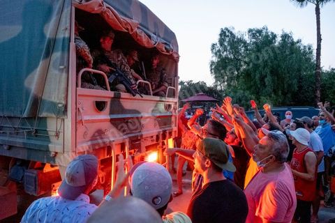 26 juillet 2021 3h du matin : suite à l'annonce la veille au soir par le Président de la République Kais Saied du gel de l'activité de l'assemble et du limogage du chef du gouverment et de ses membres, Rached Ghannouchi, président de l'assemblée et du parti islamiste Ennahdha, s'est rendu à l'assemblée avec quelques députés. Ils se sont retrouvés devant grille fermée et une assemblée tenue par les militaires qui lui ont interdits l'accès au parlement. Il a alors instauré un sitin devant les grilles de l'assemblée et appelé ses partisans à le rejoindre pour récuéprer le pouvoir. 