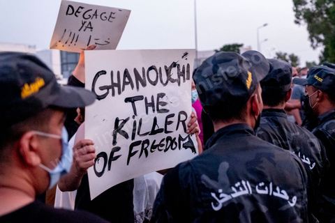 26 juillet 2021 3h du matin : suite à l'annonce la veille au soir par le Président de la République Kais Saied du gel de l'activité de l'assemble et du limogage du chef du gouverment et de ses membres, Rached Ghannouchi, président de l'assemblée et du parti islamiste Ennahdha, s'est rendu à l'assemblée avec quelques députés. Ils se sont retrouvés devant grille fermée et une assemblée tenue par les militaires qui lui ont interdits l'accès au parlement. Il a alors instauré un sitin devant les grilles de l'assemblée et appelé ses partisans à le rejoindre pour récuéprer le pouvoir. 