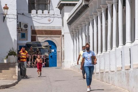 26 juillet 2021 : Porte d'accès du personnel du Premier Minsitère au lendemain de l'annonce du limogeage du chef du gouvernement par le Président Kais Saeid dans le cadre de son "coup d'état" constitutionnel, la place de la Kasbah à Tunis, centre du pouvoir exécutif, avec le Premier ministère, le ministère des finances et de la Défense, est bouclée, vidée de ses fonctionnaires interdits par l'armée de retourner ce matin à leurs postes. En cette fin de journée, Kais Saied, qui détient désormais tous les pouvoirs, a annoncé une fermeture administrative complète dans le pays pour deux jours. 