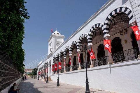 26 juillet 2021 : Ministère des finances au lendemain de l'annonce du limogeage du chef du gouvernement par le Président Kais Saeid dans le cadre de son "coup d'état" constitutionnel, la place de la Kasbah à Tunis, centre du pouvoir exécutif, avec le Premier ministère, le ministère des finances et de la Défense, est bouclée, vidée de ses fonctionnaires interdits par l'armée de retourner ce matin à leurs postes. En cette fin de journée, Kais Saied, qui détient désormais tous les pouvoirs, a annoncé une fermeture administrative complète dans le pays pour deux jours. 