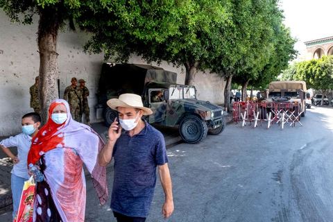 26 juillet 2021 : Discrètement disposés autour du Premier ministère avec la police, les militaires sont en place autour du Premier minsitère au lendemain de l'annonce du limogeage du chef du gouvernement par le Président Kais Saeid dans le cadre de son "coup d'état" constitutionnel, la place de la Kasbah à Tunis, centre du pouvoir exécutif, avec le Premier ministère, le ministère des finances et de la Défense, est bouclée, vidée de ses fonctionnaires interdits par l'armée de retourner ce matin à leurs postes. En cette fin de journée, Kais Saied, qui détient désormais tous les pouvoirs, a annoncé une fermeture administrative complète dans le pays pour deux jours. 
