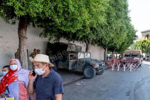 26 juillet 2021 : Discrètement disposés autour du Premier ministère avec la police, les militaires sont en place autour du Premier minsitère au lendemain de l'annonce du limogeage du chef du gouvernement par le Président Kais Saeid dans le cadre de son "coup d'état" constitutionnel, la place de la Kasbah à Tunis, centre du pouvoir exécutif, avec le Premier ministère, le ministère des finances et de la Défense, est bouclée, vidée de ses fonctionnaires interdits par l'armée de retourner ce matin à leurs postes. En cette fin de journée, Kais Saied, qui détient désormais tous les pouvoirs, a annoncé une fermeture administrative complète dans le pays pour deux jours. 