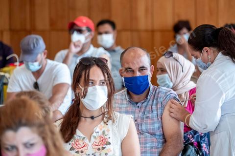 08 aout 2021 : Au centre de vaccination du stade el menzah à Tunis. Suite à l'arrivée massive de dons internationaux en vaccins, près de 6 millions de doses pour faire face à la crise Covid que vit la Tunisie depuis deux mois, et le retard important de la vaccination dasn le pays, il a été organisé aujourd'hui une journée nationale de vaccination des plus de 40 ans sur l'ensemble du territoire. Les tunisiens ont répondus massivement à l'appel et grâce à l'aide de très nombreux bénévoles, de l'armée et de la police et du personnel de santé, il a été comptabilisé plus de 200 000 injections à midi. 