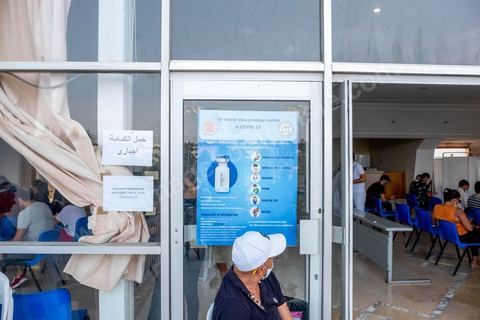 08 aout 2021 : Au centre de vaccination du stade el menzah à Tunis. Suite à l'arrivée massive de dons internationaux en vaccins, près de 6 millions de doses pour faire face à la crise Covid que vit la Tunisie depuis deux mois, et le retard important de la vaccination dasn le pays, il a été organisé aujourd'hui une journée nationale de vaccination des plus de 40 ans sur l'ensemble du territoire. Les tunisiens ont répondus massivement à l'appel et grâce à l'aide de très nombreux bénévoles, de l'armée et de la police et du personnel de santé, il a été comptabilisé plus de 200 000 injections à midi. 