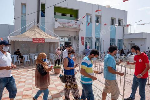 08 aout 2021 : Dans un centre de vaccination à la maison de la culture de l'Ariana, banlieue de Tunis. Suite à l'arrivée massive de dons en vaccin, près de 6 millions de doses, et le retard important de la vaccination en Tunisie, il a été organisé aujourd'hui une journéé nationale de vaccination des plus de 40 ans sur l'ensemble du territoire. Les tunisiens ont répondus massivement à l'appel et grâce à l'aide de très nombreux bénévoles, de l'armée et de la police, du personnel de santé, il a été comptabilisé plus de 200 000 injections à midi. 