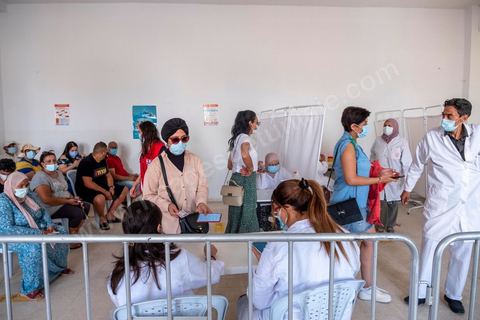 08 aout 2021 : Dans un centre de vaccination à la maison de la culture de l'Ariana, banlieue de Tunis. Suite à l'arrivée massive de dons en vaccin, près de 6 millions de doses, et le retard important de la vaccination en Tunisie, il a été organisé aujourd'hui une journéé nationale de vaccination des plus de 40 ans sur l'ensemble du territoire. Les tunisiens ont répondus massivement à l'appel et grâce à l'aide de très nombreux bénévoles, de l'armée et de la police, du personnel de santé, il a été comptabilisé plus de 200 000 injections à midi. 