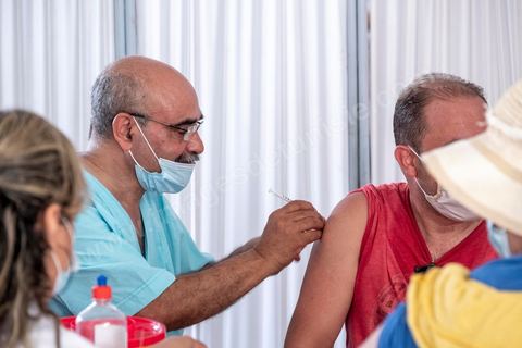 08 aout 2021 : Dans un centre de vaccination à la maison de la culture de l'Ariana, banlieue de Tunis. Suite à l'arrivée massive de dons en vaccin, près de 6 millions de doses, et le retard important de la vaccination en Tunisie, il a été organisé aujourd'hui une journéé nationale de vaccination des plus de 40 ans sur l'ensemble du territoire. Les tunisiens ont répondus massivement à l'appel et grâce à l'aide de très nombreux bénévoles, de l'armée et de la police, du personnel de santé, il a été comptabilisé plus de 200 000 injections à midi. 