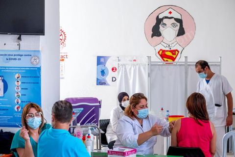 08 aout 2021 : Dans un centre de vaccination à la maison de la culture de l'Ariana, banlieue de Tunis. Suite à l'arrivée massive de dons en vaccin, près de 6 millions de doses, et le retard important de la vaccination en Tunisie, il a été organisé aujourd'hui une journéé nationale de vaccination des plus de 40 ans sur l'ensemble du territoire. Les tunisiens ont répondus massivement à l'appel et grâce à l'aide de très nombreux bénévoles, de l'armée et de la police, du personnel de santé, il a été comptabilisé plus de 200 000 injections à midi. 
