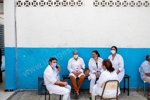 08 aout 2021 : Centre de vaccination installé dans un lycée de l'Ariana dans la banlieue de Tunis. Suite à l'arrivée massive de dons en vaccin, près de 6 millions de doses, et le retard important de la vaccination en Tunisie, il a été organisé aujourd'hui une journéé nationale de vaccination des plus de 40 ans sur l'ensemble du territoire. Les tunisiens ont répondus massivement à l'appel et grâce à l'aide de très nombreux bénévoles, de l'armée et de la police, du personnel de santé, il a été comptabilisé plus de 200 000 injections à midi. 