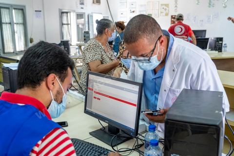 08 aout 2021 : Centre de vaccination installé dans un lycée de l'Ariana dans la banlieue de Tunis. Suite à l'arrivée massive de dons en vaccin, près de 6 millions de doses, et le retard important de la vaccination en Tunisie, il a été organisé aujourd'hui une journéé nationale de vaccination des plus de 40 ans sur l'ensemble du territoire. Les tunisiens ont répondus massivement à l'appel et grâce à l'aide de très nombreux bénévoles, de l'armée et de la police, du personnel de santé, il a été comptabilisé plus de 200 000 injections à midi. 