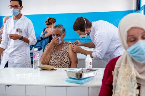 08 aout 2021 : Centre de vaccination installé dans un lycée de l'Ariana dans la banlieue de Tunis. Suite à l'arrivée massive de dons en vaccin, près de 6 millions de doses, et le retard important de la vaccination en Tunisie, il a été organisé aujourd'hui une journéé nationale de vaccination des plus de 40 ans sur l'ensemble du territoire. Les tunisiens ont répondus massivement à l'appel et grâce à l'aide de très nombreux bénévoles, de l'armée et de la police, du personnel de santé, il a été comptabilisé plus de 200 000 injections à midi. 