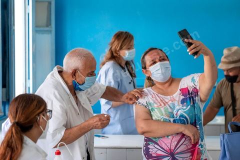 08 aout 2021 : Centre de vaccination installé dans un lycée de l'Ariana dans la banlieue de Tunis. Suite à l'arrivée massive de dons en vaccin, près de 6 millions de doses, et le retard important de la vaccination en Tunisie, il a été organisé aujourd'hui une journéé nationale de vaccination des plus de 40 ans sur l'ensemble du territoire. Les tunisiens ont répondus massivement à l'appel et grâce à l'aide de très nombreux bénévoles, de l'armée et de la police, du personnel de santé, il a été comptabilisé plus de 200 000 injections à midi. 