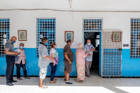 08 aout 2021 : Centre de vaccination installé dans un lycée de l'Ariana dans la banlieue de Tunis. Suite à l'arrivée massive de dons en vaccin, près de 6 millions de doses, et le retard important de la vaccination en Tunisie, il a été organisé aujourd'hui une journéé nationale de vaccination des plus de 40 ans sur l'ensemble du territoire. Les tunisiens ont répondus massivement à l'appel et grâce à l'aide de très nombreux bénévoles, de l'armée et de la police, du personnel de santé, il a été comptabilisé plus de 200 000 injections à midi. 
