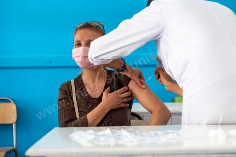 08 aout 2021 : Centre de vaccination installé dans un lycée de l'Ariana dans la banlieue de Tunis. Suite à l'arrivée massive de dons en vaccin, près de 6 millions de doses, et le retard important de la vaccination en Tunisie, il a été organisé aujourd'hui une journéé nationale de vaccination des plus de 40 ans sur l'ensemble du territoire. Les tunisiens ont répondus massivement à l'appel et grâce à l'aide de très nombreux bénévoles, de l'armée et de la police, du personnel de santé, il a été comptabilisé plus de 200 000 injections à midi. 