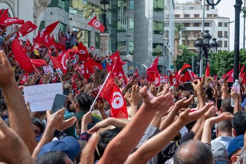 26 septembre 2021 : deux mois après le "coup d'état" constitutionnel du Président de la république Kais Saied, et quelques jours après ses décisions contre la constitution de 2014, la première vraie manifestation anti saied et pour la préservation de cette constitution a réuni sur l'avanue Habib Bourguiba à Tunis près de 3000 manifestants, majoritairement des militants du parti islamiste Ennahdha mais aussi de quelques petits partis de la gauche. Les slogans oscillaient entre un "dégage Saied" et "dégage la France". 