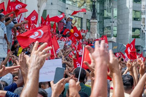 26 septembre 2021 : deux mois après le "coup d'état" constitutionnel du Président de la république Kais Saied, et quelques jours après ses décisions contre la constitution de 2014, la première vraie manifestation anti saied et pour la préservation de cette constitution a réuni sur l'avanue Habib Bourguiba à Tunis près de 3000 manifestants, majoritairement des militants du parti islamiste Ennahdha mais aussi de quelques petits partis de la gauche. Les slogans oscillaient entre un "dégage Saied" et "dégage la France". 