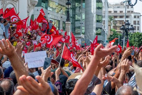26 septembre 2021 : deux mois après le "coup d'état" constitutionnel du Président de la république Kais Saied, et quelques jours après ses décisions contre la constitution de 2014, la première vraie manifestation anti saied et pour la préservation de cette constitution a réuni sur l'avanue Habib Bourguiba à Tunis près de 3000 manifestants, majoritairement des militants du parti islamiste Ennahdha mais aussi de quelques petits partis de la gauche. Les slogans oscillaient entre un "dégage Saied" et "dégage la France". 
