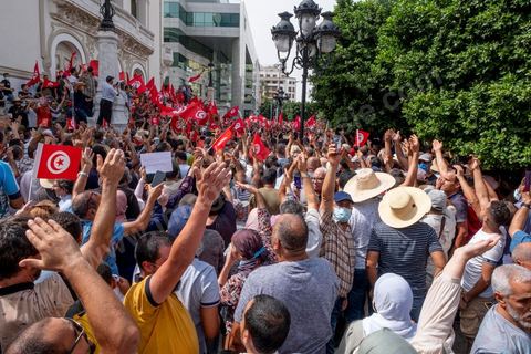 26 septembre 2021 : deux mois après le "coup d'état" constitutionnel du Président de la république Kais Saied, et quelques jours après ses décisions contre la constitution de 2014, la première vraie manifestation anti saied et pour la préservation de cette constitution a réuni sur l'avanue Habib Bourguiba à Tunis près de 3000 manifestants, majoritairement des militants du parti islamiste Ennahdha mais aussi de quelques petits partis de la gauche. Les slogans oscillaient entre un "dégage Saied" et "dégage la France". 