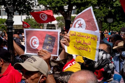 26 septembre 2021 : deux mois après le "coup d'état" constitutionnel du Président de la république Kais Saied, et quelques jours après ses décisions contre la constitution de 2014, la première vraie manifestation anti saied et pour la préservation de cette constitution a réuni sur l'avanue Habib Bourguiba à Tunis près de 3000 manifestants, majoritairement des militants du parti islamiste Ennahdha mais aussi de quelques petits partis de la gauche. Les slogans oscillaient entre un "dégage Saied" et "dégage la France". 