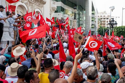 26 septembre 2021 : deux mois après le "coup d'état" constitutionnel du Président de la république Kais Saied, et quelques jours après ses décisions contre la constitution de 2014, la première vraie manifestation anti saied et pour la préservation de cette constitution a réuni sur l'avanue Habib Bourguiba à Tunis près de 3000 manifestants, majoritairement des militants du parti islamiste Ennahdha mais aussi de quelques petits partis de la gauche. Les slogans oscillaient entre un "dégage Saied" et "dégage la France". 