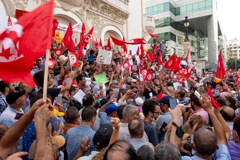26 septembre 2021 : deux mois après le "coup d'état" constitutionnel du Président de la république Kais Saied, et quelques jours après ses décisions contre la constitution de 2014, la première vraie manifestation anti saied et pour la préservation de cette constitution a réuni sur l'avanue Habib Bourguiba à Tunis près de 3000 manifestants, majoritairement des militants du parti islamiste Ennahdha mais aussi de quelques petits partis de la gauche. Les slogans oscillaient entre un "dégage Saied" et "dégage la France". 