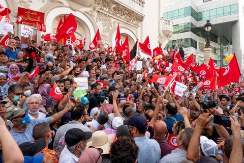 26 septembre 2021 : deux mois après le "coup d'état" constitutionnel du Président de la république Kais Saied, et quelques jours après ses décisions contre la constitution de 2014, la première vraie manifestation anti saied et pour la préservation de cette constitution a réuni sur l'avanue Habib Bourguiba à Tunis près de 3000 manifestants, majoritairement des militants du parti islamiste Ennahdha mais aussi de quelques petits partis de la gauche. Les slogans oscillaient entre un "dégage Saied" et "dégage la France". 