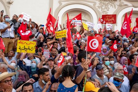 26 septembre 2021 : deux mois après le "coup d'état" constitutionnel du Président de la république Kais Saied, et quelques jours après ses décisions contre la constitution de 2014, la première vraie manifestation anti saied et pour la préservation de cette constitution a réuni sur l'avanue Habib Bourguiba à Tunis près de 3000 manifestants, majoritairement des militants du parti islamiste Ennahdha mais aussi de quelques petits partis de la gauche. Les slogans oscillaient entre un "dégage Saied" et "dégage la France". 