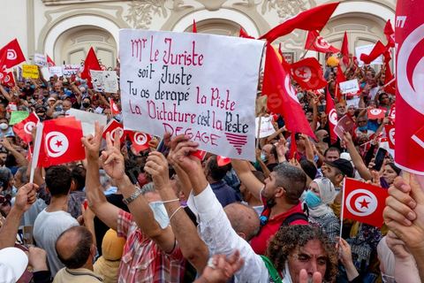 26 septembre 2021 : deux mois après le "coup d'état" constitutionnel du Président de la république Kais Saied, et quelques jours après ses décisions contre la constitution de 2014, la première vraie manifestation anti saied et pour la préservation de cette constitution a réuni sur l'avanue Habib Bourguiba à Tunis près de 3000 manifestants, majoritairement des militants du parti islamiste Ennahdha mais aussi de quelques petits partis de la gauche. Les slogans oscillaient entre un "dégage Saied" et "dégage la France". 