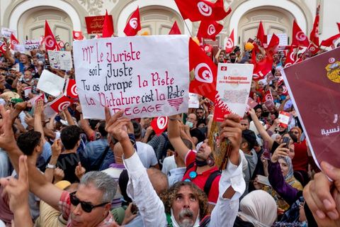 26 septembre 2021 : deux mois après le "coup d'état" constitutionnel du Président de la république Kais Saied, et quelques jours après ses décisions contre la constitution de 2014, la première vraie manifestation anti saied et pour la préservation de cette constitution a réuni sur l'avanue Habib Bourguiba à Tunis près de 3000 manifestants, majoritairement des militants du parti islamiste Ennahdha mais aussi de quelques petits partis de la gauche. Les slogans oscillaient entre un "dégage Saied" et "dégage la France". 