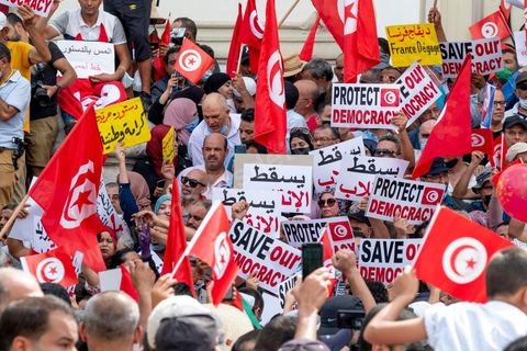 26 septembre 2021 : deux mois après le "coup d'état" constitutionnel du Président de la république Kais Saied, et quelques jours après ses décisions contre la constitution de 2014, la première vraie manifestation anti saied et pour la préservation de cette constitution a réuni sur l'avanue Habib Bourguiba à Tunis près de 3000 manifestants, majoritairement des militants du parti islamiste Ennahdha mais aussi de quelques petits partis de la gauche. Les slogans oscillaient entre un "dégage Saied" et "dégage la France". 