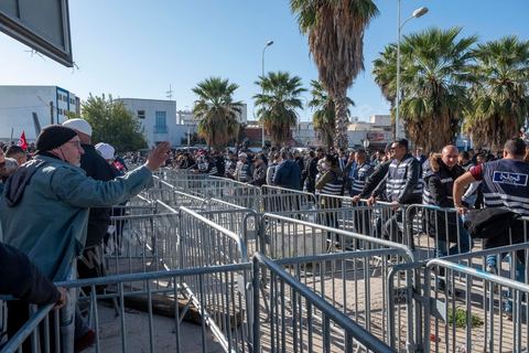 14 novembre 2021 : Plus de 4.000 manifestants se sont rassemblés dimanche au Bardo près du Parlement tunisien, gelé depuis plus de trois mois, pour protester à nouveau contre la décision du président Kais Saied de s'arroger les pleins pouvoirs, dénonçant un "coup d'Etat". A l'appel du mouvement “Citoyens contre le coup” soutenu par des politiques de tous bords et notamment du parti islamiste Ennahdha, les maniffestants ont du lutter face à un dispositif policier exceptionnel pour pouvoir accéder au lieu de la manifestation. les principaux slogans "Non à la dictature", "Le projet de Kais est la guerre civile", "Pas de dignité sans liberté", ...