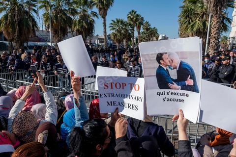 14 novembre 2021 : Plus de 4.000 manifestants se sont rassemblés dimanche au Bardo près du Parlement tunisien, gelé depuis plus de trois mois, pour protester à nouveau contre la décision du président Kais Saied de s'arroger les pleins pouvoirs, dénonçant un "coup d'Etat". A l'appel du mouvement “Citoyens contre le coup” soutenu par des politiques de tous bords et notamment du parti islamiste Ennahdha, les maniffestants ont du lutter face à un dispositif policier exceptionnel pour pouvoir accéder au lieu de la manifestation. les principaux slogans "Non à la dictature", "Le projet de Kais est la guerre civile", "Pas de dignité sans liberté", ...