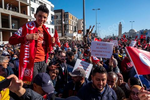 14 novembre 2021 : Plus de 4.000 manifestants se sont rassemblés dimanche au Bardo près du Parlement tunisien, gelé depuis plus de trois mois, pour protester à nouveau contre la décision du président Kais Saied de s'arroger les pleins pouvoirs, dénonçant un "coup d'Etat". A l'appel du mouvement “Citoyens contre le coup” soutenu par des politiques de tous bords et notamment du parti islamiste Ennahdha, les maniffestants ont du lutter face à un dispositif policier exceptionnel pour pouvoir accéder au lieu de la manifestation. les principaux slogans "Non à la dictature", "Le projet de Kais est la guerre civile", "Pas de dignité sans liberté", ...