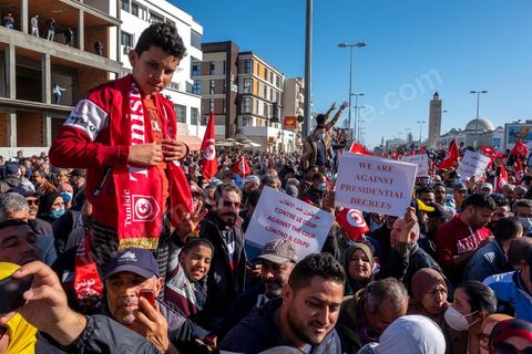 14 novembre 2021 : Plus de 4.000 manifestants se sont rassemblés dimanche au Bardo près du Parlement tunisien, gelé depuis plus de trois mois, pour protester à nouveau contre la décision du président Kais Saied de s'arroger les pleins pouvoirs, dénonçant un "coup d'Etat". A l'appel du mouvement “Citoyens contre le coup” soutenu par des politiques de tous bords et notamment du parti islamiste Ennahdha, les maniffestants ont du lutter face à un dispositif policier exceptionnel pour pouvoir accéder au lieu de la manifestation. les principaux slogans "Non à la dictature", "Le projet de Kais est la guerre civile", "Pas de dignité sans liberté", ...