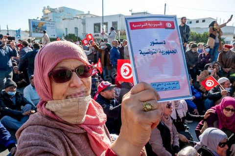 14 novembre 2021 : Plus de 4.000 manifestants se sont rassemblés dimanche au Bardo près du Parlement tunisien, gelé depuis plus de trois mois, pour protester à nouveau contre la décision du président Kais Saied de s'arroger les pleins pouvoirs, dénonçant un "coup d'Etat". A l'appel du mouvement “Citoyens contre le coup” soutenu par des politiques de tous bords et notamment du parti islamiste Ennahdha, les maniffestants ont du lutter face à un dispositif policier exceptionnel pour pouvoir accéder au lieu de la manifestation. les principaux slogans "Non à la dictature", "Le projet de Kais est la guerre civile", "Pas de dignité sans liberté", ...