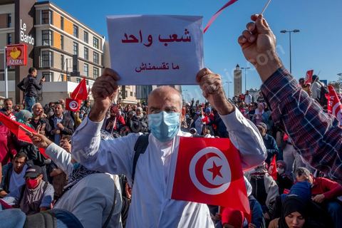 14 novembre 2021 : Plus de 4.000 manifestants se sont rassemblés dimanche au Bardo près du Parlement tunisien, gelé depuis plus de trois mois, pour protester à nouveau contre la décision du président Kais Saied de s'arroger les pleins pouvoirs, dénonçant un "coup d'Etat". A l'appel du mouvement “Citoyens contre le coup” soutenu par des politiques de tous bords et notamment du parti islamiste Ennahdha, les maniffestants ont du lutter face à un dispositif policier exceptionnel pour pouvoir accéder au lieu de la manifestation. les principaux slogans "Non à la dictature", "Le projet de Kais est la guerre civile", "Pas de dignité sans liberté", ...