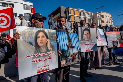14 novembre 2021 : Plus de 4.000 manifestants se sont rassemblés dimanche au Bardo près du Parlement tunisien, gelé depuis plus de trois mois, pour protester à nouveau contre la décision du président Kais Saied de s'arroger les pleins pouvoirs, dénonçant un "coup d'Etat". A l'appel du mouvement “Citoyens contre le coup” soutenu par des politiques de tous bords et notamment du parti islamiste Ennahdha, les maniffestants ont du lutter face à un dispositif policier exceptionnel pour pouvoir accéder au lieu de la manifestation. les principaux slogans "Non à la dictature", "Le projet de Kais est la guerre civile", "Pas de dignité sans liberté", ...