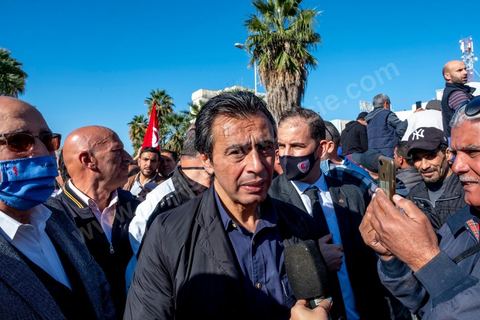 14 novembre 2021 : Plus de 4.000 manifestants se sont rassemblés dimanche au Bardo près du Parlement tunisien, gelé depuis plus de trois mois, pour protester à nouveau contre la décision du président Kais Saied de s'arroger les pleins pouvoirs, dénonçant un "coup d'Etat". A l'appel du mouvement “Citoyens contre le coup” soutenu par des politiques de tous bords et notamment du parti islamiste Ennahdha, les maniffestants ont du lutter face à un dispositif policier exceptionnel pour pouvoir accéder au lieu de la manifestation. les principaux slogans "Non à la dictature", "Le projet de Kais est la guerre civile", "Pas de dignité sans liberté", ...