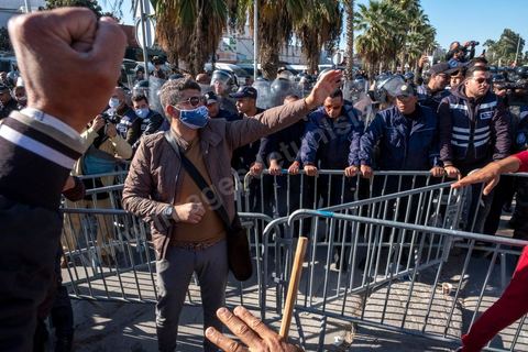 14 novembre 2021 : Plus de 4.000 manifestants se sont rassemblés dimanche au Bardo près du Parlement tunisien, gelé depuis plus de trois mois, pour protester à nouveau contre la décision du président Kais Saied de s'arroger les pleins pouvoirs, dénonçant un "coup d'Etat". A l'appel du mouvement “Citoyens contre le coup” soutenu par des politiques de tous bords et notamment du parti islamiste Ennahdha, les maniffestants ont du lutter face à un dispositif policier exceptionnel pour pouvoir accéder au lieu de la manifestation. les principaux slogans "Non à la dictature", "Le projet de Kais est la guerre civile", "Pas de dignité sans liberté", ...