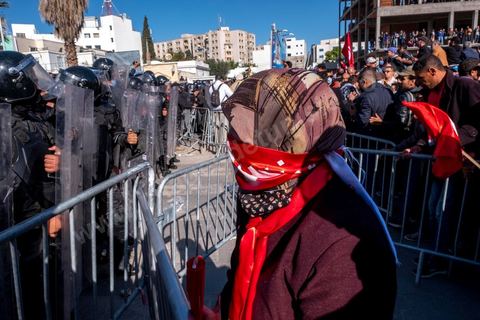 14 novembre 2021 : Plus de 4.000 manifestants se sont rassemblés dimanche au Bardo près du Parlement tunisien, gelé depuis plus de trois mois, pour protester à nouveau contre la décision du président Kais Saied de s'arroger les pleins pouvoirs, dénonçant un "coup d'Etat". A l'appel du mouvement “Citoyens contre le coup” soutenu par des politiques de tous bords et notamment du parti islamiste Ennahdha, les maniffestants ont du lutter face à un dispositif policier exceptionnel pour pouvoir accéder au lieu de la manifestation. les principaux slogans "Non à la dictature", "Le projet de Kais est la guerre civile", "Pas de dignité sans liberté", ...