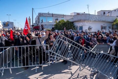 14 novembre 2021 : Plus de 4.000 manifestants se sont rassemblés dimanche au Bardo près du Parlement tunisien, gelé depuis plus de trois mois, pour protester à nouveau contre la décision du président Kais Saied de s'arroger les pleins pouvoirs, dénonçant un "coup d'Etat". A l'appel du mouvement “Citoyens contre le coup” soutenu par des politiques de tous bords et notamment du parti islamiste Ennahdha, les maniffestants ont du lutter face à un dispositif policier exceptionnel pour pouvoir accéder au lieu de la manifestation. les principaux slogans "Non à la dictature", "Le projet de Kais est la guerre civile", "Pas de dignité sans liberté", ...