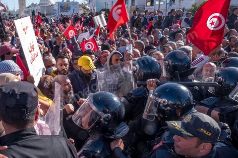 14 novembre 2021 : Plus de 4.000 manifestants se sont rassemblés dimanche au Bardo près du Parlement tunisien, gelé depuis plus de trois mois, pour protester à nouveau contre la décision du président Kais Saied de s'arroger les pleins pouvoirs, dénonçant un "coup d'Etat". A l'appel du mouvement “Citoyens contre le coup” soutenu par des politiques de tous bords et notamment du parti islamiste Ennahdha, les maniffestants ont du lutter face à un dispositif policier exceptionnel pour pouvoir accéder au lieu de la manifestation. les principaux slogans "Non à la dictature", "Le projet de Kais est la guerre civile", "Pas de dignité sans liberté", ...