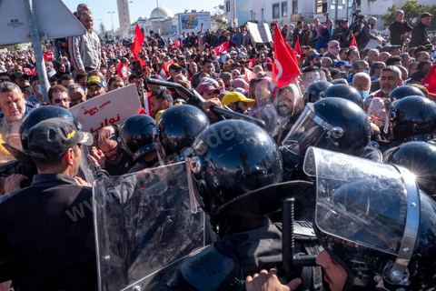 14 novembre 2021 : Plus de 4.000 manifestants se sont rassemblés dimanche au Bardo près du Parlement tunisien, gelé depuis plus de trois mois, pour protester à nouveau contre la décision du président Kais Saied de s'arroger les pleins pouvoirs, dénonçant un "coup d'Etat". A l'appel du mouvement “Citoyens contre le coup” soutenu par des politiques de tous bords et notamment du parti islamiste Ennahdha, les maniffestants ont du lutter face à un dispositif policier exceptionnel pour pouvoir accéder au lieu de la manifestation. les principaux slogans "Non à la dictature", "Le projet de Kais est la guerre civile", "Pas de dignité sans liberté", ...