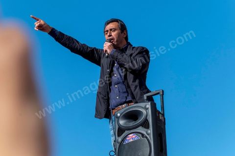 14 novembre 2021 : Plus de 4.000 manifestants se sont rassemblés dimanche au Bardo près du Parlement tunisien, gelé depuis plus de trois mois, pour protester à nouveau contre la décision du président Kais Saied de s'arroger les pleins pouvoirs, dénonçant un "coup d'Etat". A l'appel du mouvement “Citoyens contre le coup” soutenu par des politiques de tous bords et notamment du parti islamiste Ennahdha, les maniffestants ont du lutter face à un dispositif policier exceptionnel pour pouvoir accéder au lieu de la manifestation. les principaux slogans "Non à la dictature", "Le projet de Kais est la guerre civile", "Pas de dignité sans liberté", ...
