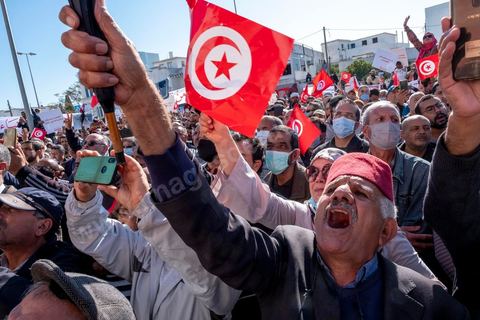 14 novembre 2021 : Plus de 4.000 manifestants se sont rassemblés dimanche au Bardo près du Parlement tunisien, gelé depuis plus de trois mois, pour protester à nouveau contre la décision du président Kais Saied de s'arroger les pleins pouvoirs, dénonçant un "coup d'Etat". A l'appel du mouvement “Citoyens contre le coup” soutenu par des politiques de tous bords et notamment du parti islamiste Ennahdha, les maniffestants ont du lutter face à un dispositif policier exceptionnel pour pouvoir accéder au lieu de la manifestation. les principaux slogans "Non à la dictature", "Le projet de Kais est la guerre civile", "Pas de dignité sans liberté", ...