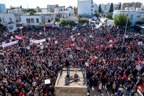 14 novembre 2021 : Plus de 4.000 manifestants se sont rassemblés dimanche au Bardo près du Parlement tunisien, gelé depuis plus de trois mois, pour protester à nouveau contre la décision du président Kais Saied de s'arroger les pleins pouvoirs, dénonçant un "coup d'Etat". A l'appel du mouvement “Citoyens contre le coup” soutenu par des politiques de tous bords et notamment du parti islamiste Ennahdha, les maniffestants ont du lutter face à un dispositif policier exceptionnel pour pouvoir accéder au lieu de la manifestation. les principaux slogans "Non à la dictature", "Le projet de Kais est la guerre civile", "Pas de dignité sans liberté", ...