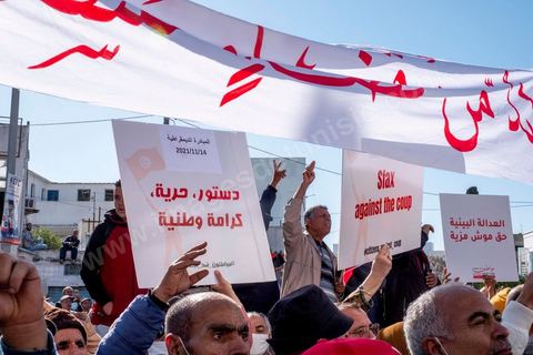 14 novembre 2021 : Plus de 4.000 manifestants se sont rassemblés dimanche au Bardo près du Parlement tunisien, gelé depuis plus de trois mois, pour protester à nouveau contre la décision du président Kais Saied de s'arroger les pleins pouvoirs, dénonçant un "coup d'Etat". A l'appel du mouvement “Citoyens contre le coup” soutenu par des politiques de tous bords et notamment du parti islamiste Ennahdha, les maniffestants ont du lutter face à un dispositif policier exceptionnel pour pouvoir accéder au lieu de la manifestation. les principaux slogans "Non à la dictature", "Le projet de Kais est la guerre civile", "Pas de dignité sans liberté", ...