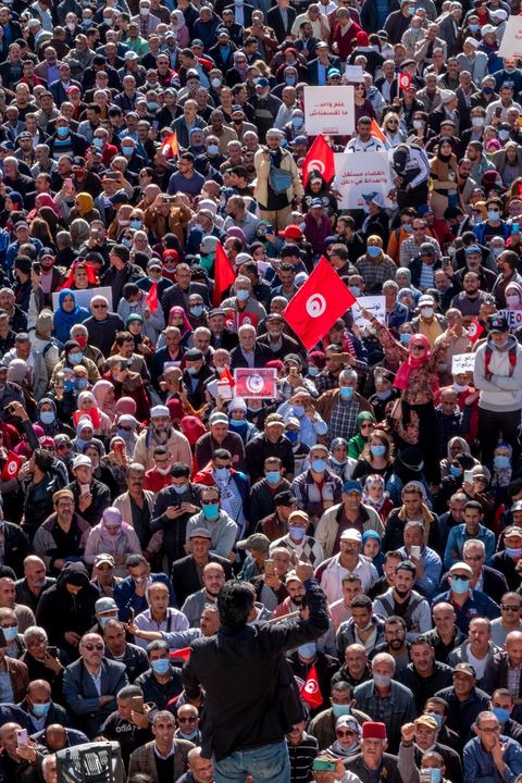 14 novembre 2021 : Plus de 4.000 manifestants se sont rassemblés dimanche au Bardo près du Parlement tunisien, gelé depuis plus de trois mois, pour protester à nouveau contre la décision du président Kais Saied de s'arroger les pleins pouvoirs, dénonçant un "coup d'Etat". A l'appel du mouvement “Citoyens contre le coup” soutenu par des politiques de tous bords et notamment du parti islamiste Ennahdha, les maniffestants ont du lutter face à un dispositif policier exceptionnel pour pouvoir accéder au lieu de la manifestation. les principaux slogans "Non à la dictature", "Le projet de Kais est la guerre civile", "Pas de dignité sans liberté", ...